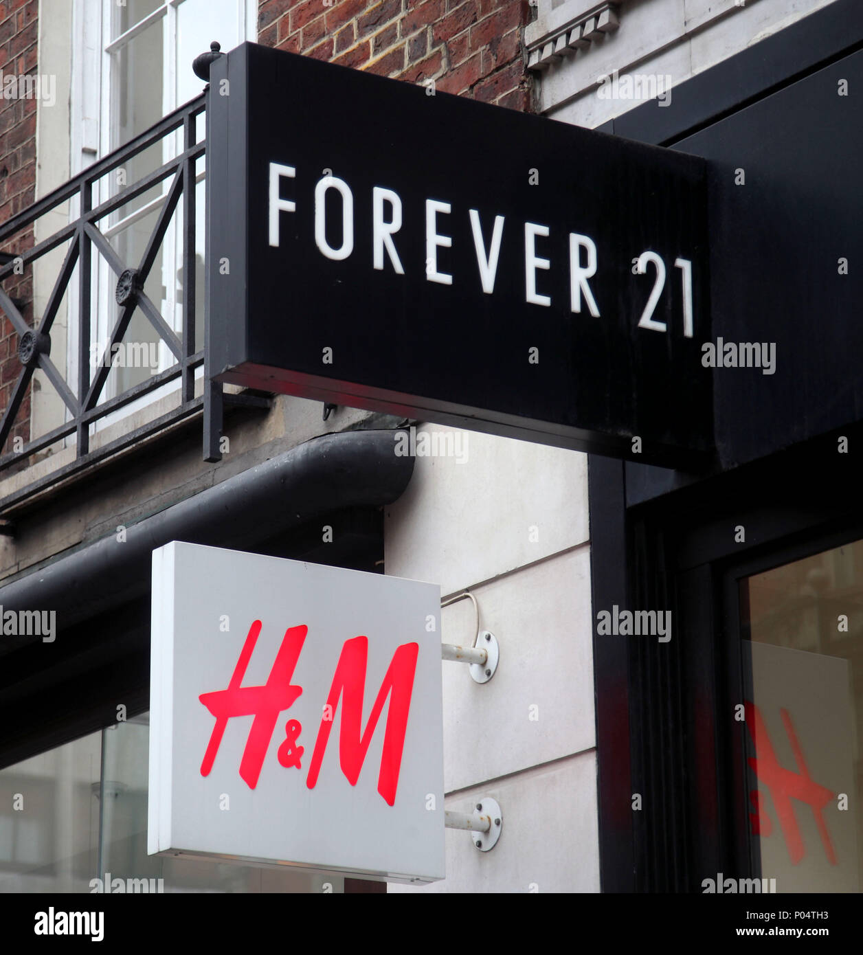 Forever 21 store hi-res stock photography and images - Page 3 - Alamy