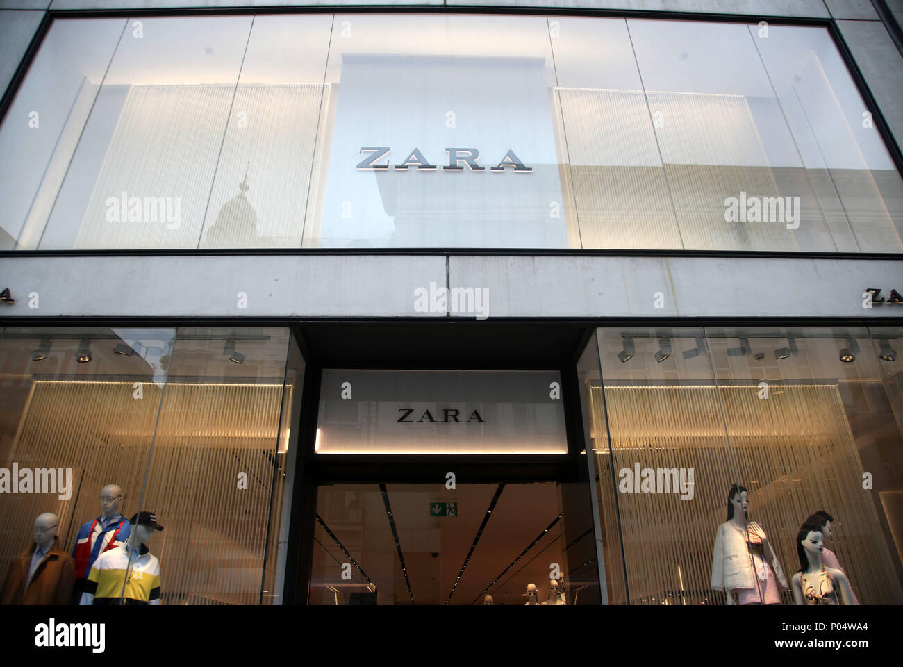 A branch of Zara on Oxford Street, central London Stock Photo - Alamy