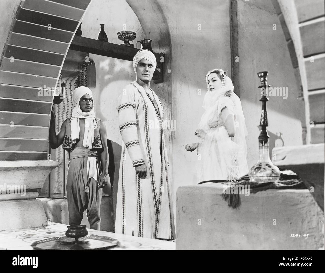 Original Film Title: ARABIAN NIGHTS.  English Title: ARABIAN NIGHTS.  Film Director: JOHN RAWLINS.  Year: 1942.  Stars: MARIA MONTEZ. Credit: UNIVERSAL PICTURES / Album Stock Photo