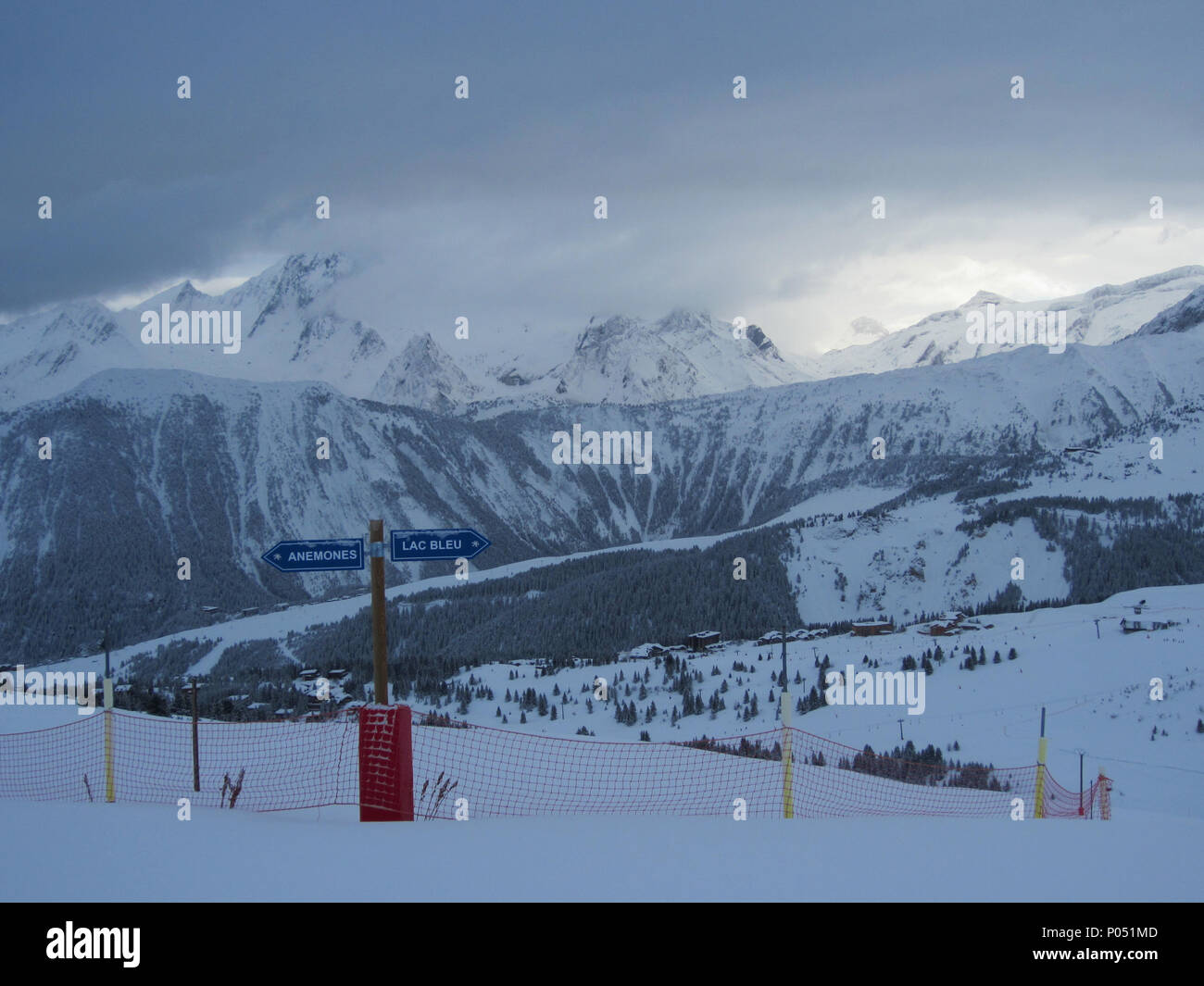 Signposted Anemones / Lac Bleu run to Courchevel Valley - 3 valleys skiing Stock Photo