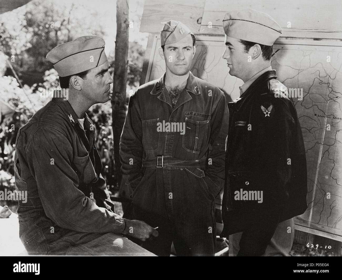 Original Film Title: OBJECTIVE, BURMA!.  English Title: OBJECTIVE, BURMA!.  Film Director: RAOUL WALSH.  Year: 1945.  Stars: WARNER ANDERSON; MARK STEVENS. Credit: WARNER BROS/FIRST NATIONAL / Album Stock Photo