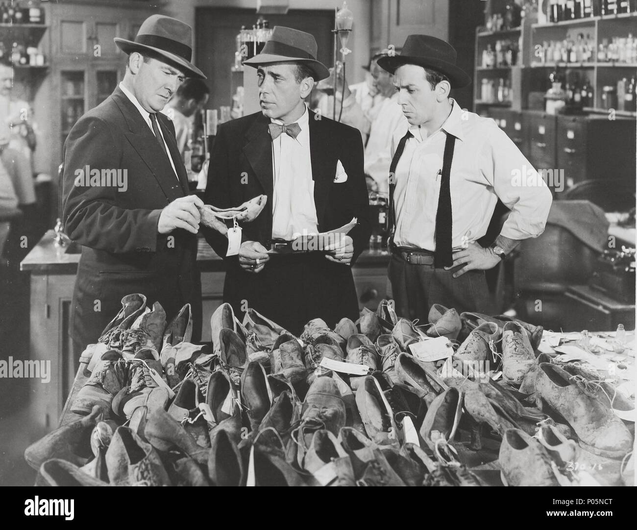 Original Film Title: THE ENFORCER.  English Title: THE ENFORCER.  Film Director: BRETAIGNE WINDUST.  Year: 1951.  Stars: HUMPHREY BOGART; ROY ROBERTS. Credit: WARNER BROTHERS / Album Stock Photo