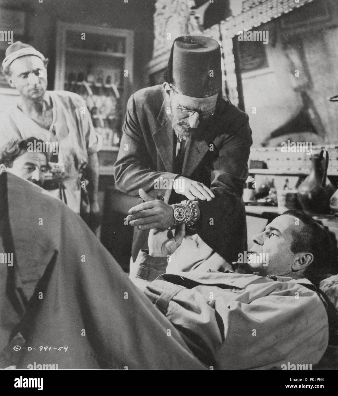 Original Film Title: SIROCCO.  English Title: SIROCCO.  Film Director: CURTIS BERNHARDT.  Year: 1951.  Stars: HUMPHREY BOGART. Credit: COLUMBIA PICTURES / Album Stock Photo