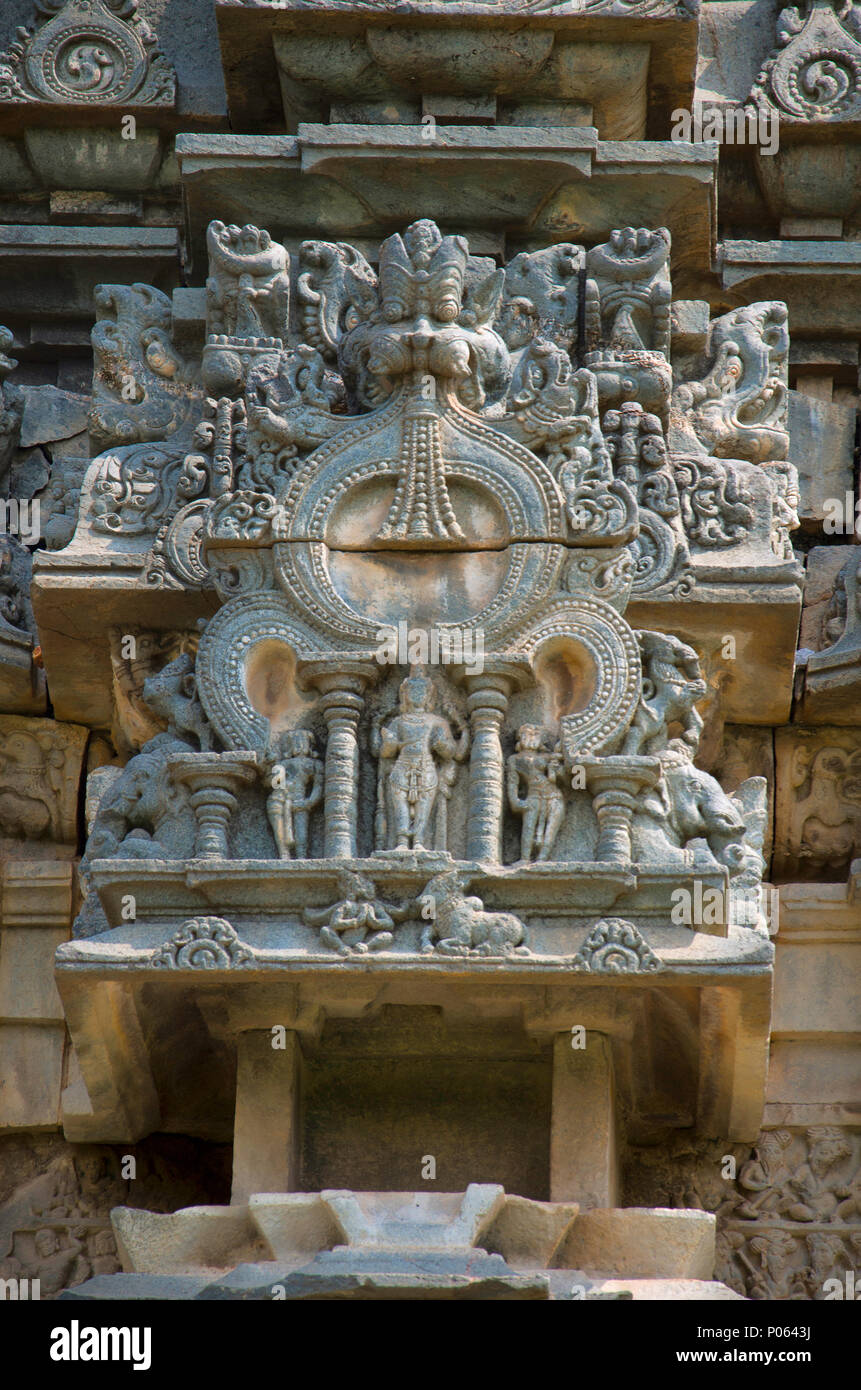 Carving details on the outer wall of the Kasivisvesvara Temple, Lakkundi, Karnataka, India Stock Photo