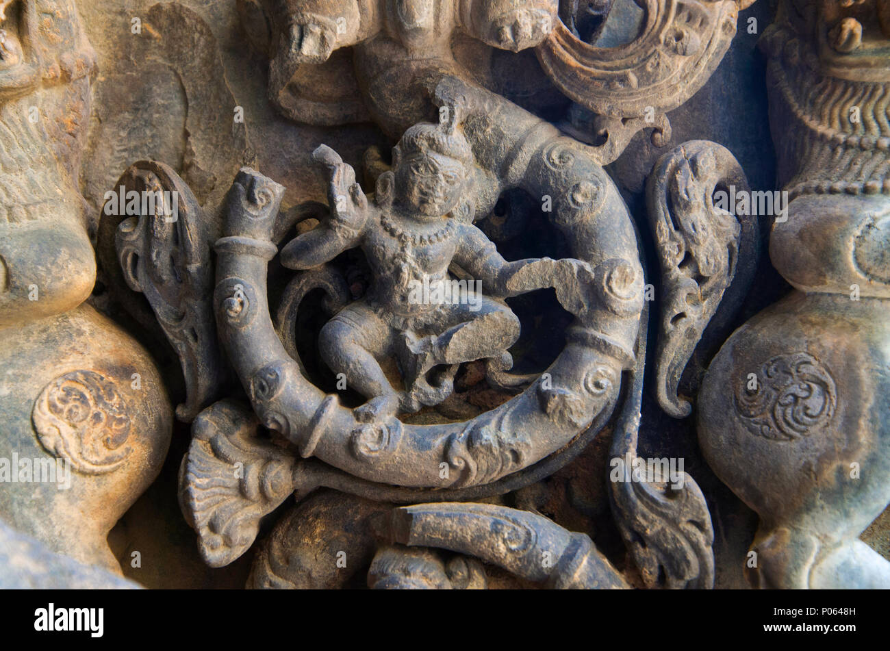 Carving details on the outer wall of the Kasivisvesvara Temple, Lakkundi, Karnataka, India Stock Photo