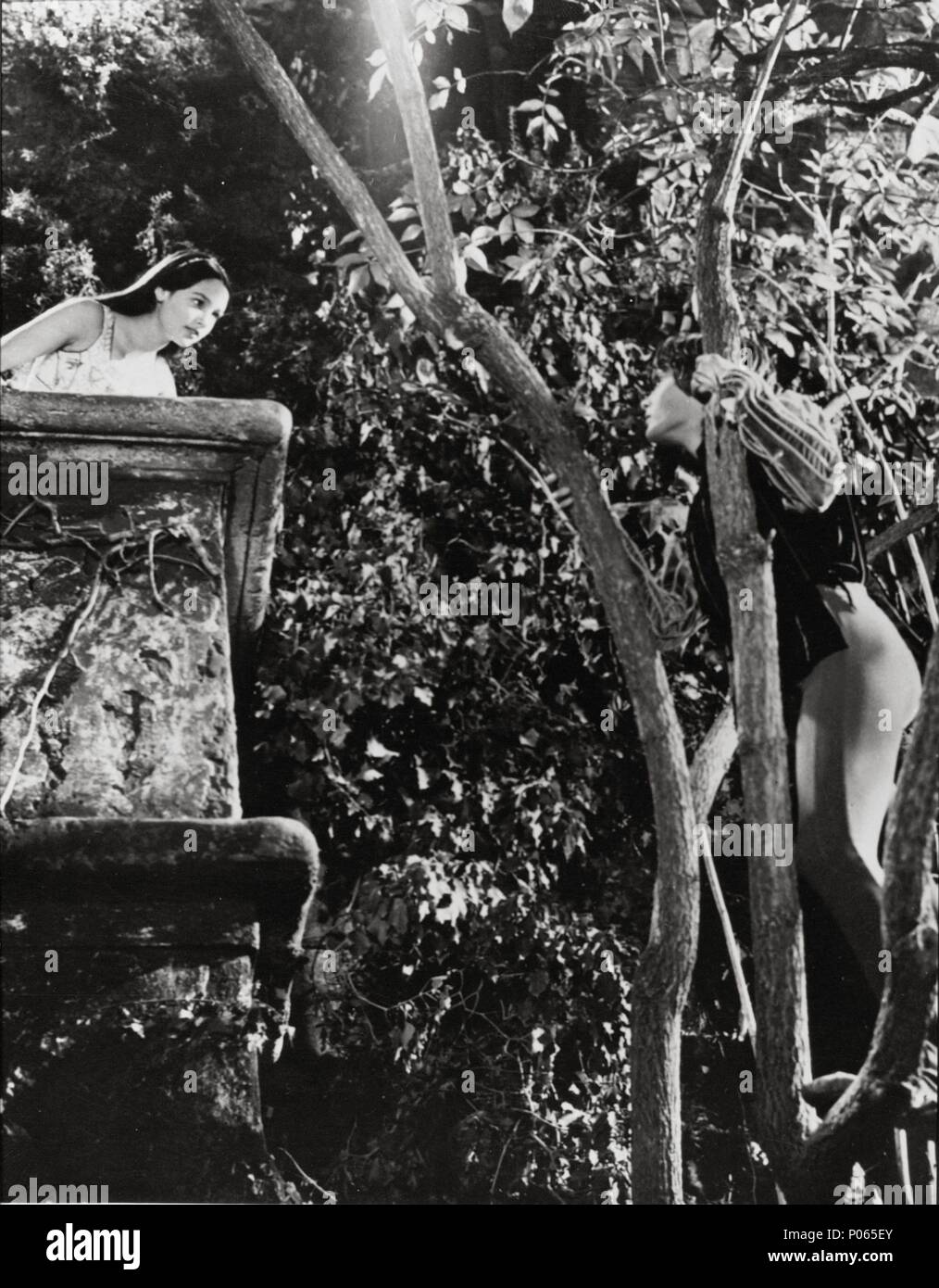 Original Film Title: ROMEO AND JULIET.  English Title: ROMEO AND JULIET.  Film Director: FRANCO ZEFFIRELLI.  Year: 1968.  Stars: OLIVIA HUSSEY; LEONARD WHITING. Credit: PARAMOUNT PICTURES / Album Stock Photo