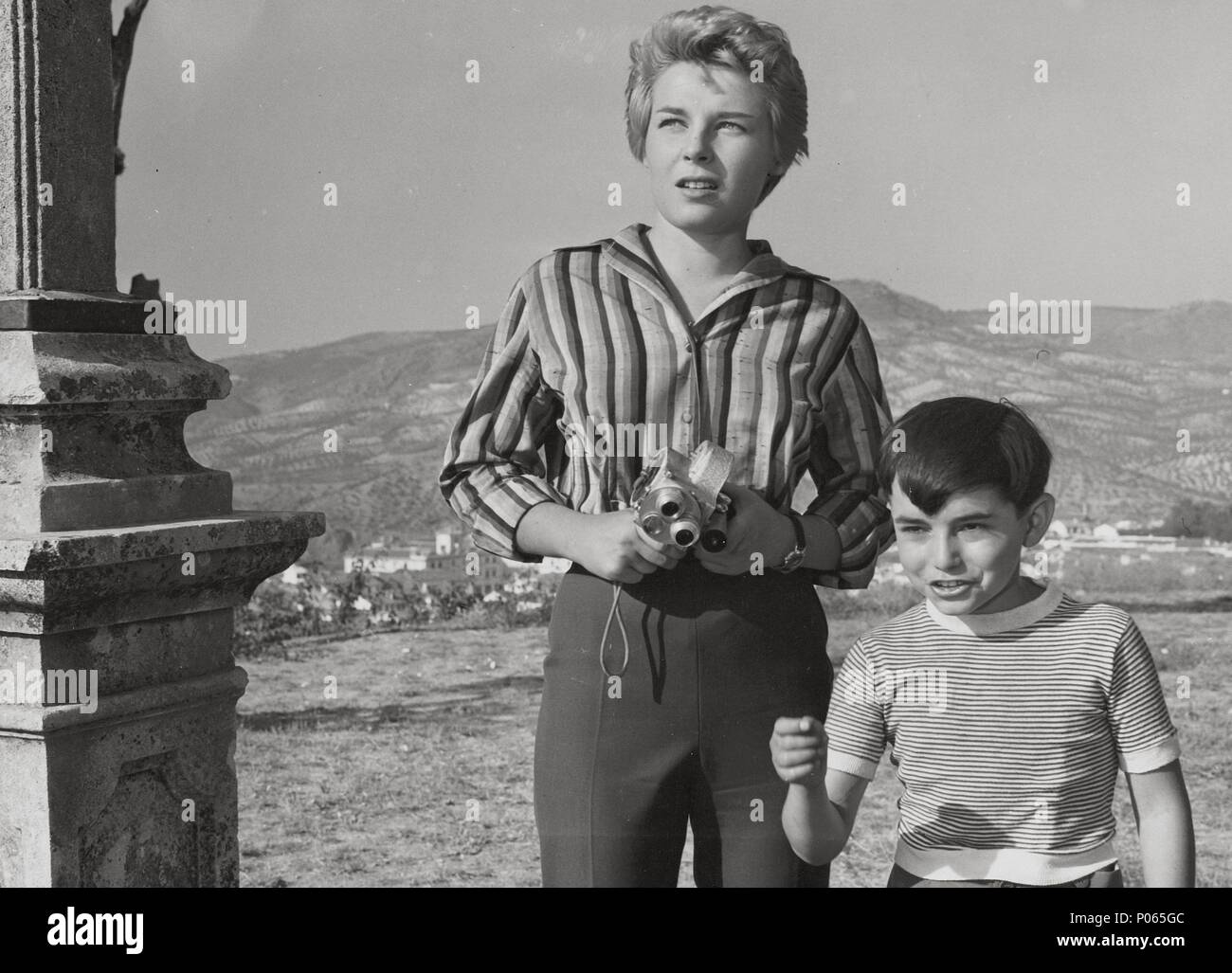 Original Film Title: EL RUISEÑOR DE LAS CUMBRES.  English Title: EL RUISEÑOR DE LAS CUMBRES.  Film Director: ANTONIO DEL AMO.  Year: 1958.  Stars: LOLA VILLAESPESA; JOSELITO. Credit: SUEVIA FILMS / Album Stock Photo