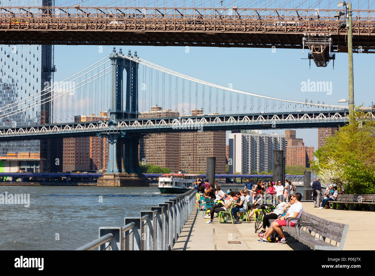 People Enjoying The Sunshine Brooklyn Bridge Park With Manhattan Bridge In The Background Brooklyn New York City Usa Stock Photo Alamy