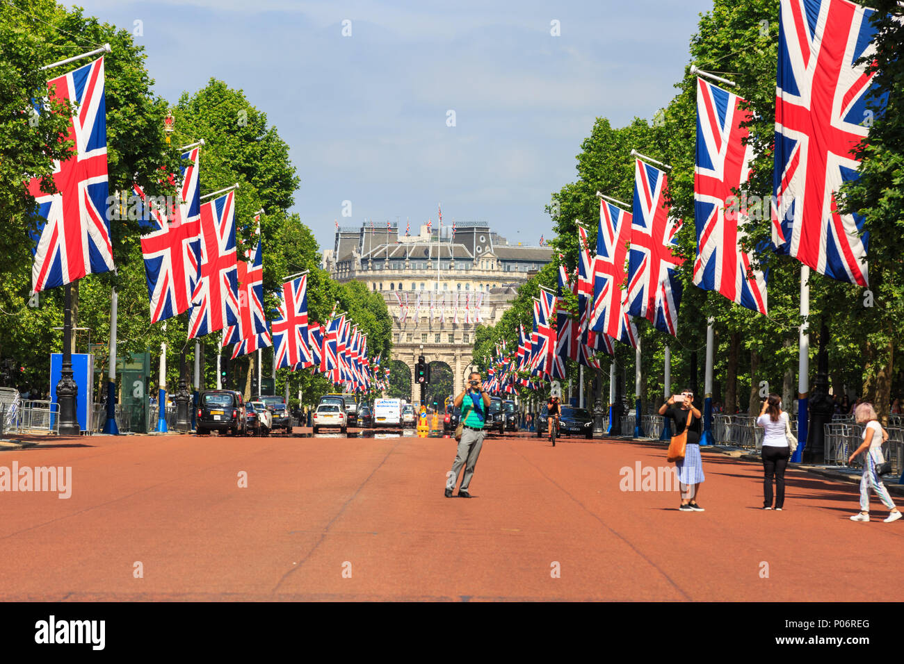 St James Park, London, 8th June 2018. The Mall is fully decorated with Union Jack flags for tomorrow's Trooping the Colour. Londoners, visitors and tourists enjoy a beautifully sunny afternoon in St James Park, with blue skies across the British capital. Credit: Imageplotter News and Sports/Alamy Live News Stock Photo