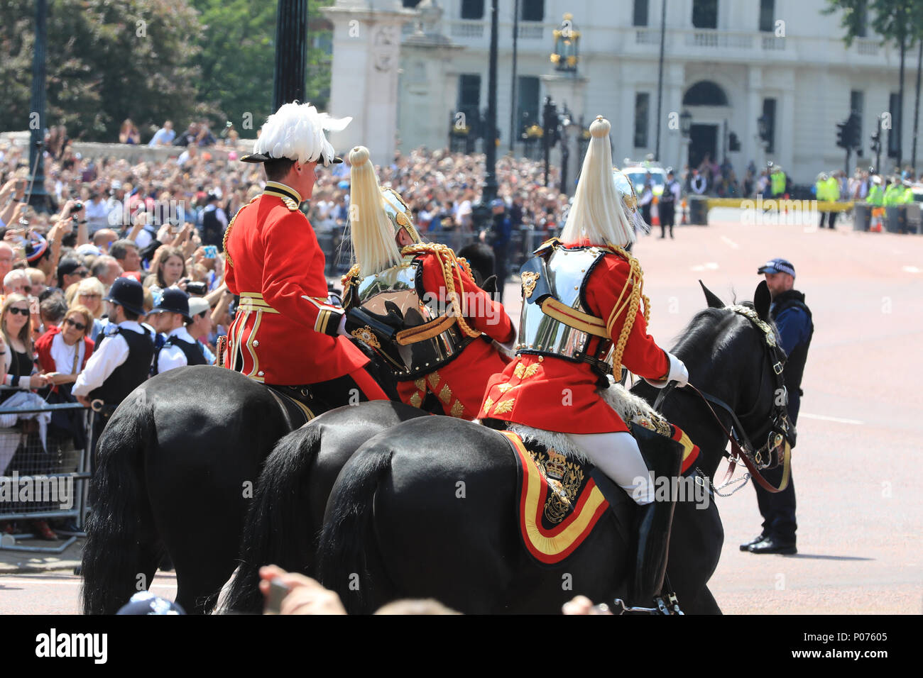 The Mall, London, UK, 9th June 2018. Retired armed forces field marshall and former Chief of Defense staff Lord Guthrie visibly struggles for some time, then eventually collapses and falls off his horse in what may have been a fainting attack during the hot sunshine at Trooping the Colour today. The incident happened in front of Buckingham Palace, the officer was riding in close proximity behind her Majesty the Queen's carriage. Credit: Imageplotter News and Sports/Alamy Live News Stock Photo