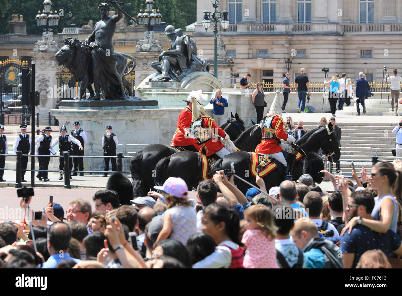 The Mall, London, UK, 9th June 2018. Retired armed forces field marshall and former Chief of Defense staff Lord Guthrie visibly struggles for some time, then eventually collapses and falls off his horse in what may have been a fainting attack during the hot sunshine at Trooping the Colour today. The incident happened in front of Buckingham Palace, the officer was riding in close proximity behind her Majesty the Queen's carriage. Credit: Imageplotter News and Sports/Alamy Live News Stock Photo