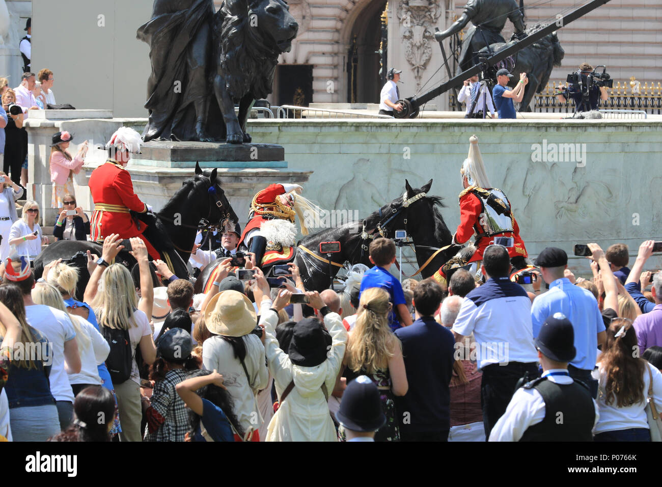 The Mall, London, UK, 9th June 2018. Retired armed forces field marshall and former Chief of Defense staff Lord Guthrie visibly struggles for some time, then eventually collapses and falls off his horse in what may have been a fainting attack during the hot sunshine at Trooping the Colour today. The incident happened in front of Buckingham Palace, the officer was riding in close proximity behind her Majesty the Queen's carriage. Credit: Imageplotter News and Sports/Alamy Live News Stock Photo