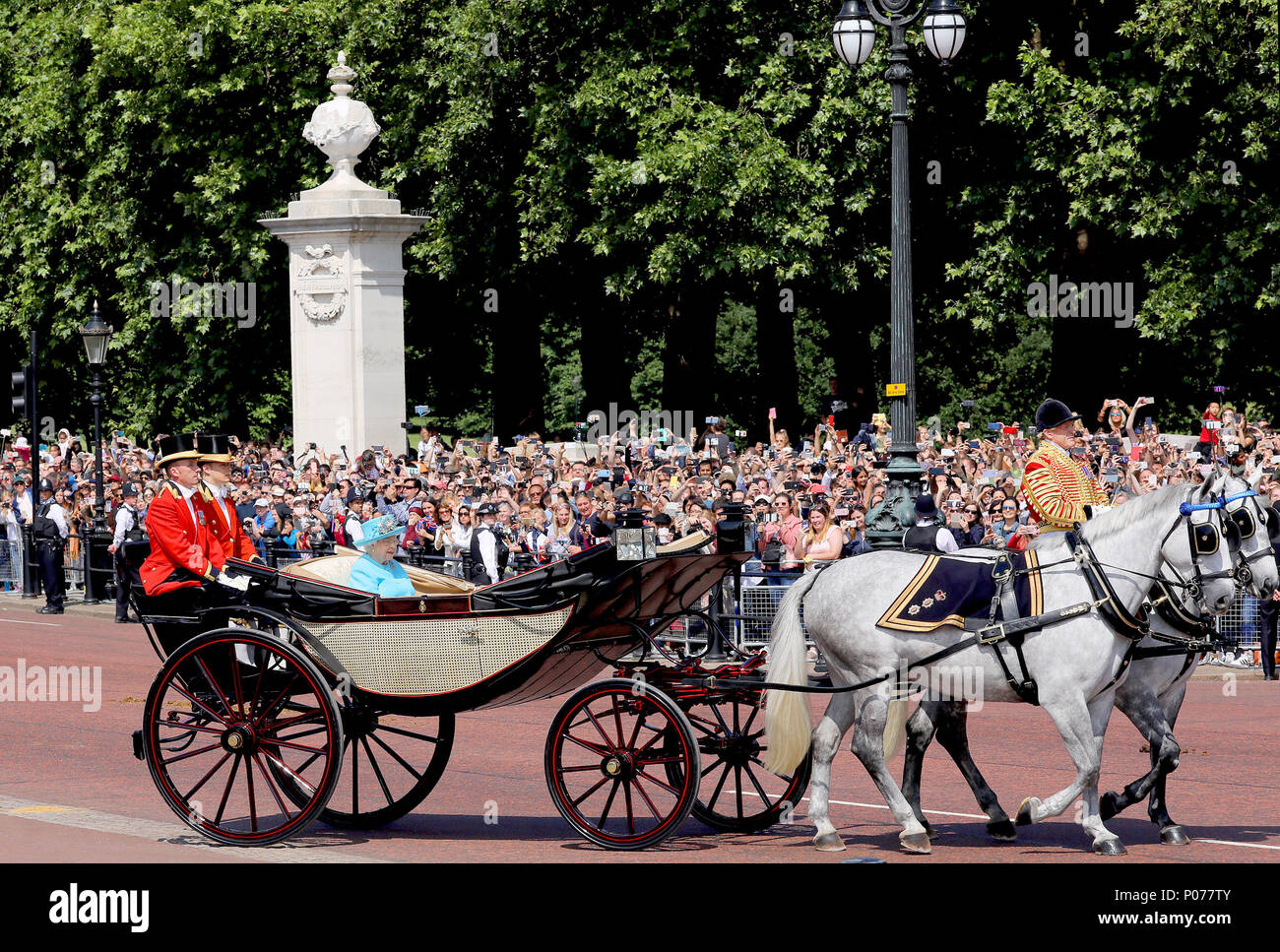 London, UK. 09th June, 2018. Queen Elizabeth II leave at Buckingham Palace in London, on June 09, 2018, to attend Trooping the colour, the Queens birthday parade Photo : Albert Nieboer/Netherlands OUT/Point de Vue OUT - NO WIRE SERVICE - Credit: Albert Nieboer/RoyalPress/dpa/Alamy Live News Stock Photo
