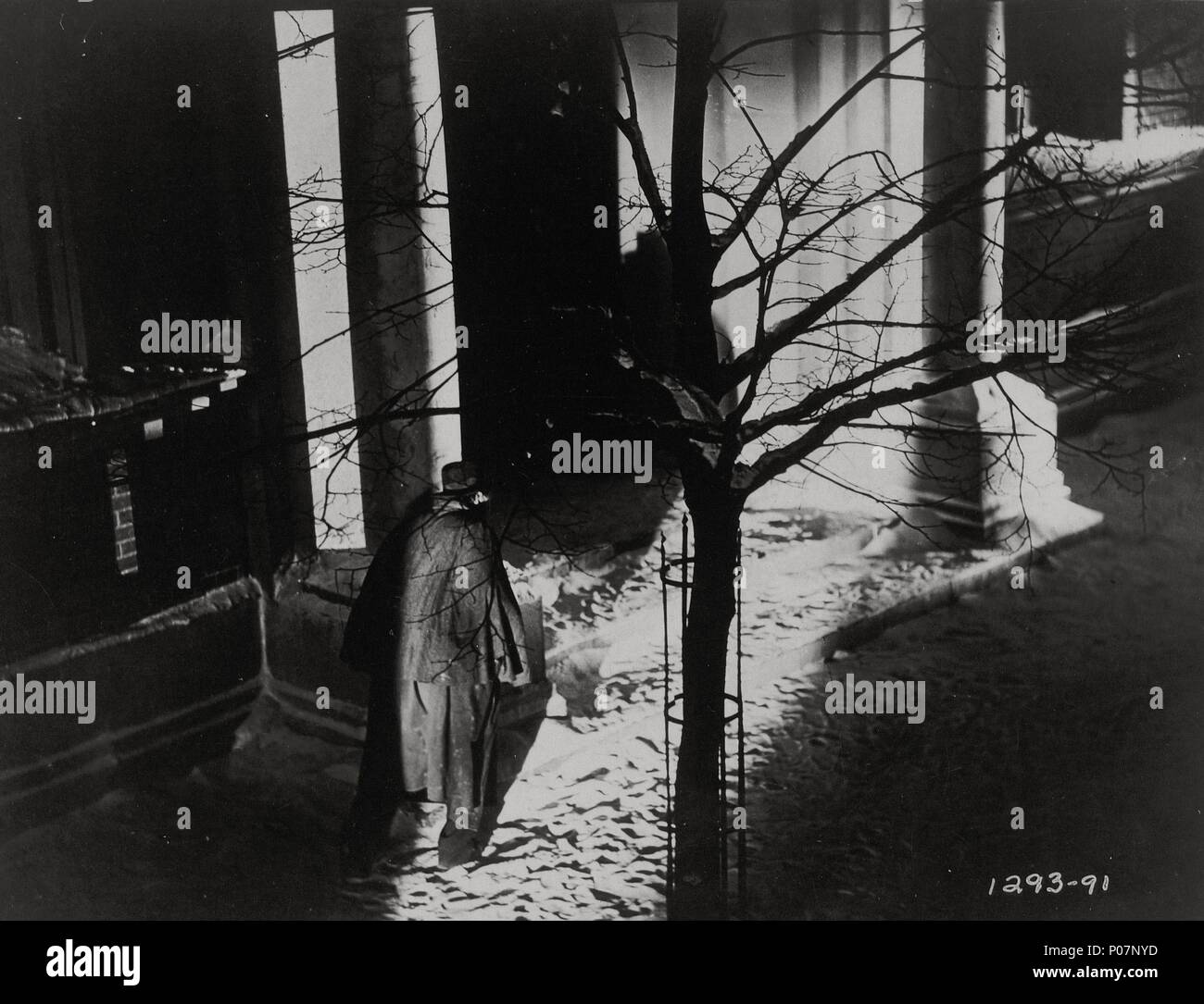 Original Film Title: DER BLAUE ENGEL.  English Title: BLUE ANGEL, THE.  Film Director: JOSEF VON STERNBERG.  Year: 1930. Credit: U.F.A / Album Stock Photo