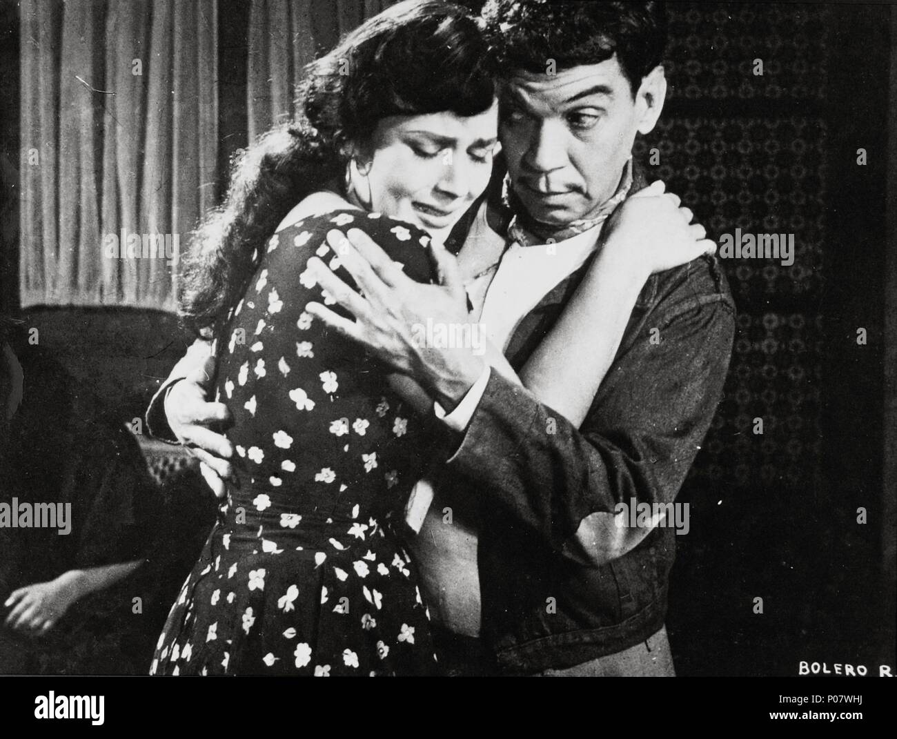 Original Film Title: BOLERO DE RAQUEL, EL. English Title: BOLERO DE RAQUEL,  EL. Film Director: MIGUEL M. DELGADO. Year: 1957. Stars: CANTINFLAS; FLOR  SILVESTRE. Credit: POSA FILMS, S.A. / Album Stock Photo - Alamy