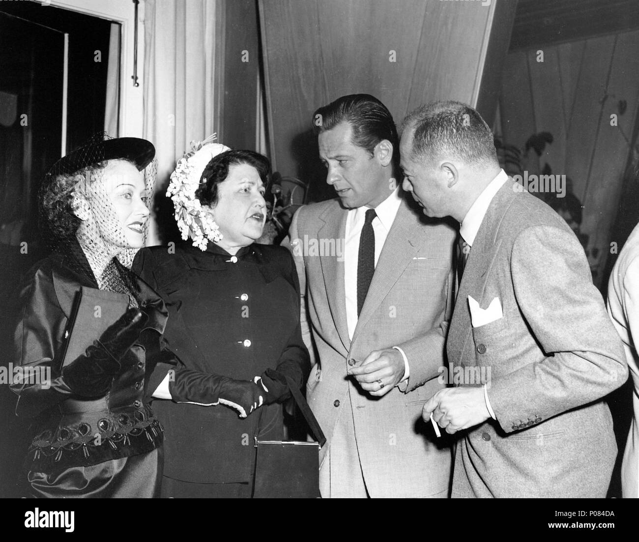Description: Louella Parsons with Gloria Swanson, William Holden and Billy Wilder during the rest of 'Sunset Boulevard'.  Original Film Title: SUNSET BLVD..  English Title: SUNSET BLVD..  Film Director: BILLY WILDER.  Year: 1950.  Stars: GLORIA SWANSON; WILLIAM HOLDEN; BILLY WILDER; LOUELLA PARSONS. Credit: PARAMOUNT PICTURES / Album Stock Photo