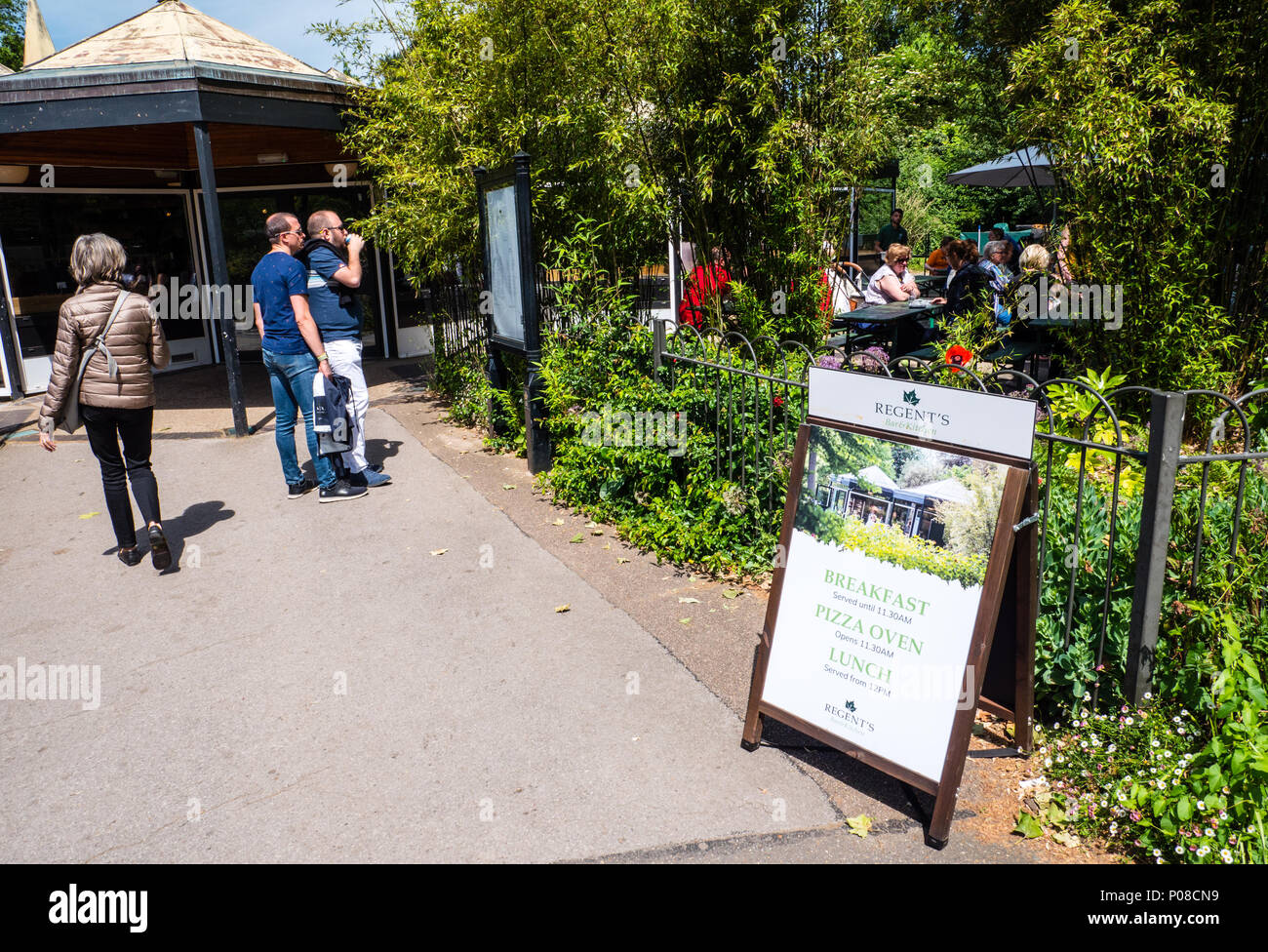 The Regent's Bar and Kitchen, Queen Mary's Gardens, Rose Garden, Regents Park, London, England, UK, GB. Stock Photo