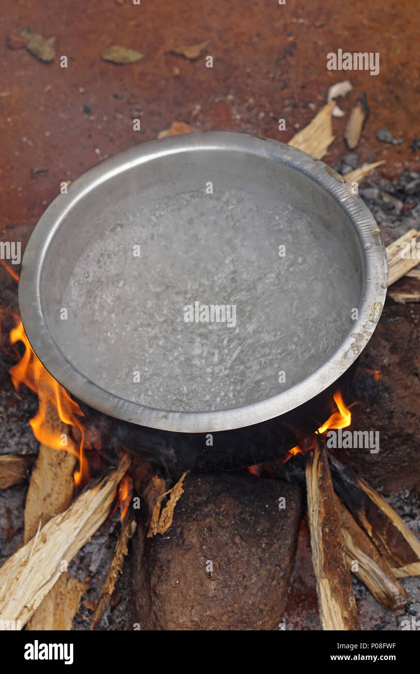 https://c8.alamy.com/comp/P08FWF/boiling-water-in-pot-over-camp-fire-P08FWF.jpg