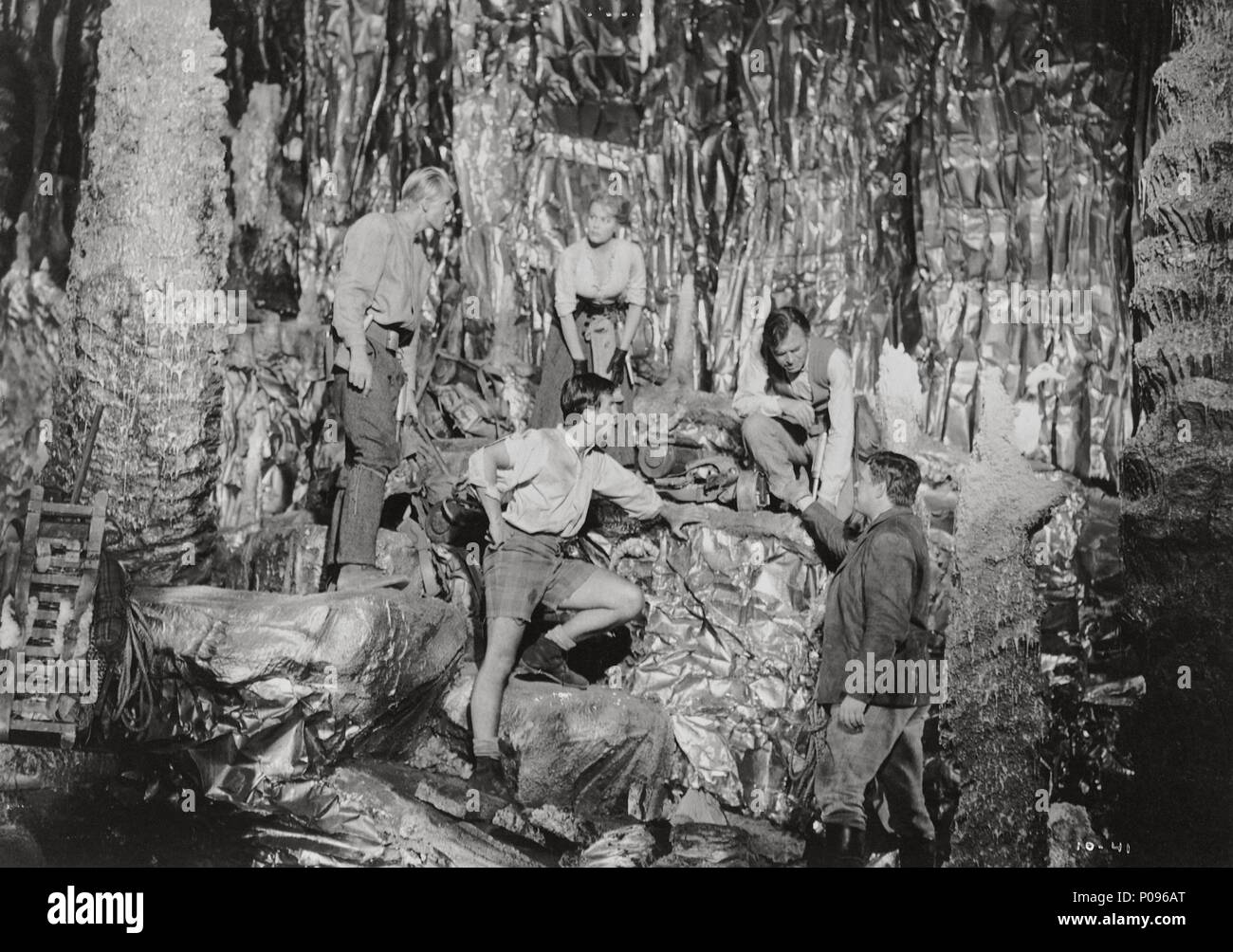 Original Film Title: JOURNEY TO THE CENTER OF THE EARTH. English Title:  JOURNEY TO THE CENTER OF THE EARTH. Film Director: HENRY LEVIN. Year: 1959.  Stars: JAMES MASON; ARLENE DAHL. Credit: 20TH, image size:1300x1004