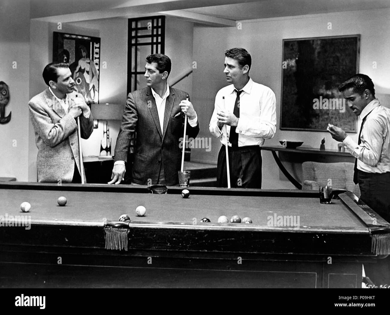 Original Film Title: OCEAN'S ELEVEN.  English Title: OCEAN'S ELEVEN.  Film Director: LEWIS MILESTONE.  Year: 1960.  Stars: PETER LAWFORD; DEAN MARTIN; FRANK SINATRA; SAMMY DAVIS JR. Credit: WARNER BROTHERS / Album Stock Photo