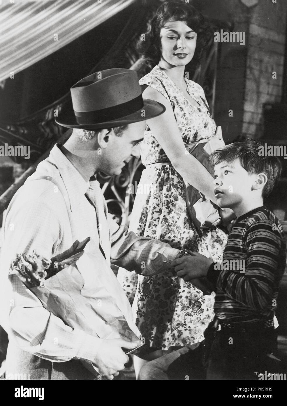 Original Film Title: THE WINDOW.  English Title: THE WINDOW.  Film Director: TED TETZLAFF.  Year: 1949.  Stars: PAUL STEWART; RUTH ROMAN. Credit: RKO RADIO / Album Stock Photo