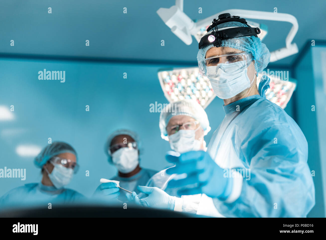 Doctors in operating room hi-res stock photography and images - Alamy