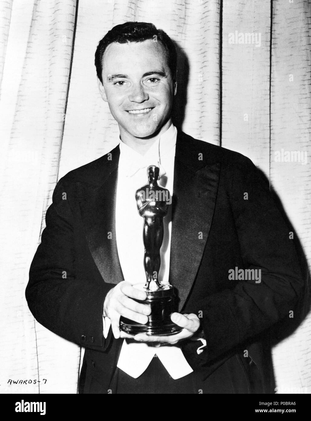 Description: 28th Academy Awards (1956). Jack Lemmon, best actor in a  supporting role for "Mister Roberts".. Year: 1956. Stars: JACK LEMMON Stock  Photo - Alamy