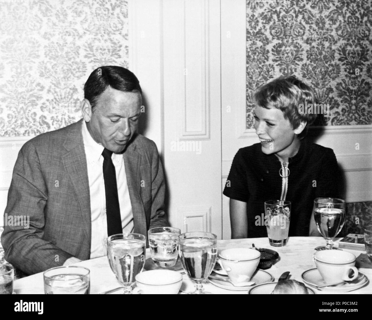 Stars MIA FARROW FRANK SINATRA Stock Photo Alamy