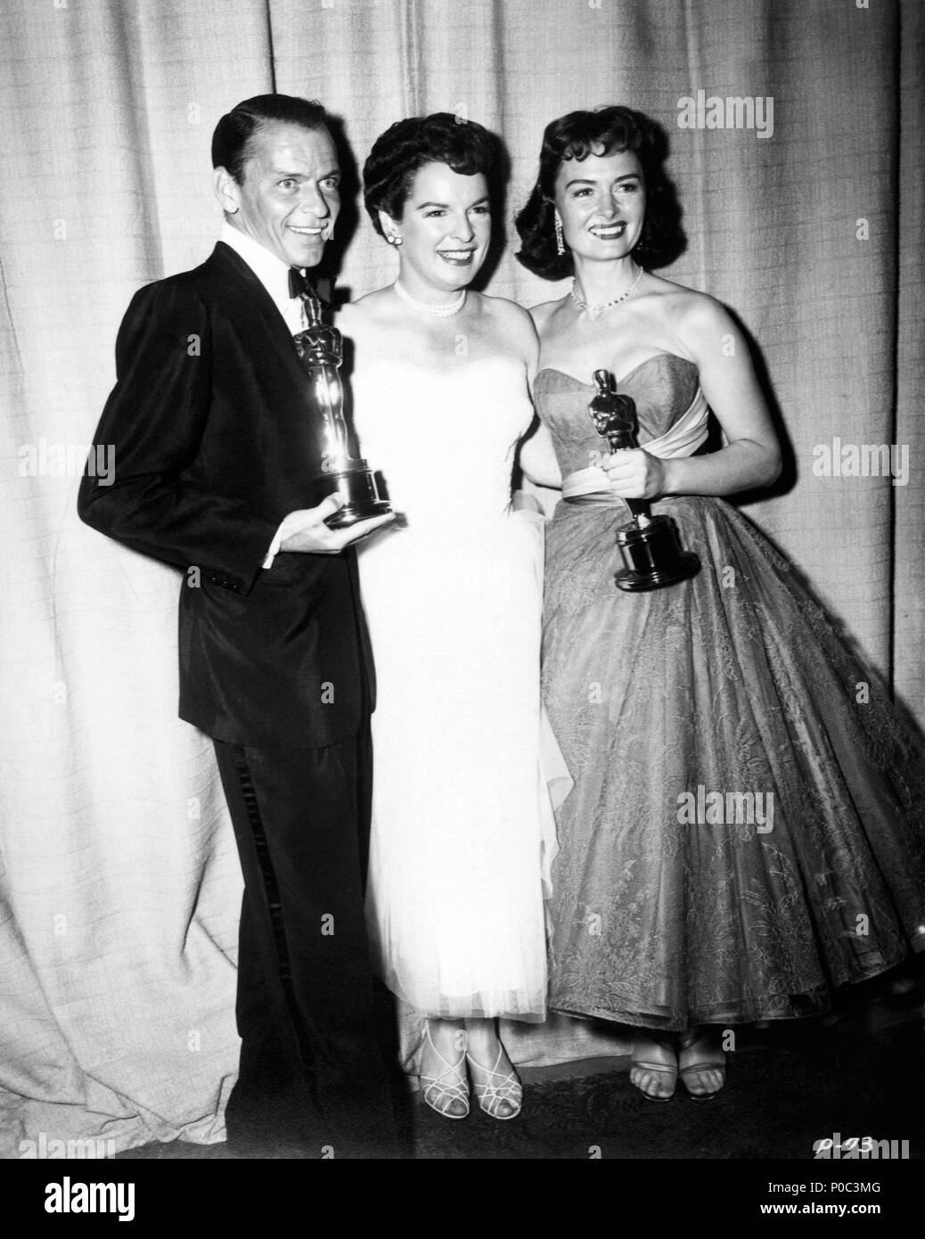 Description: 26th Annual Academy Awards (1954). Fran Sinatra, best actor in a supporting role for 'Fom Here to Eternety'. Donna Redd, best actress in a supporting role for 'From Here to Eternety'. Mercedes McCambridge accompanies them..  Year: 1954.  Stars: MERCEDES MCCAMBRIDGE; DONNA REED; FRANK SINATRA. Stock Photo