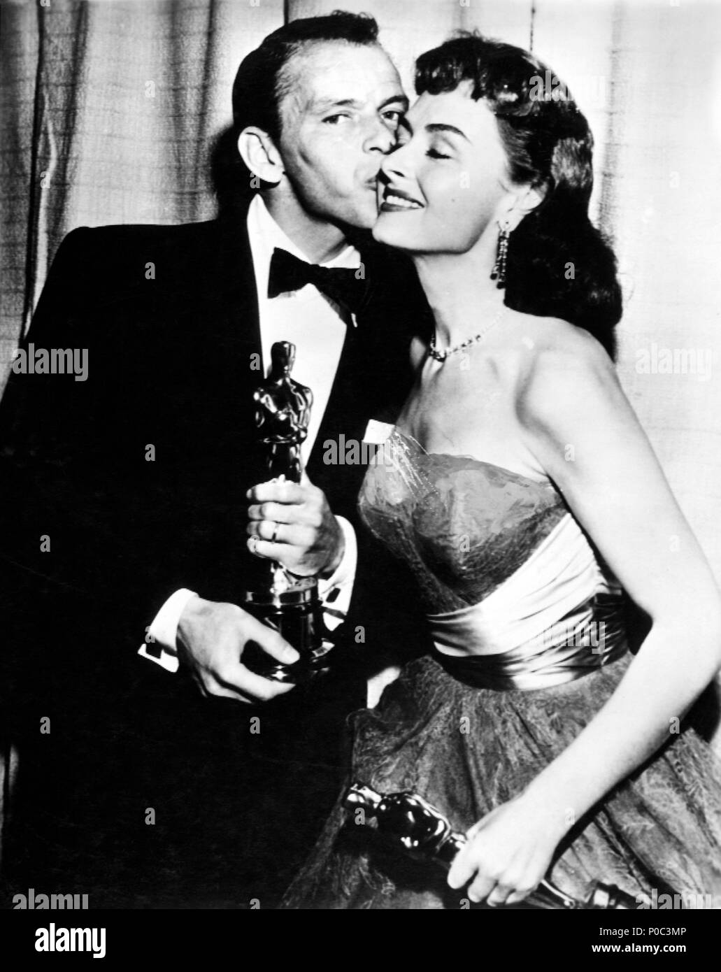 Description: 26th Annual Academy Awards (1954). Fran Sinatra, best actor in a supporting role for 'Fom Here to Eternety'. Donna Redd, best actress in a supporting role for 'From Here to Eternety'..  Year: 1954.  Stars: DONNA REED; FRANK SINATRA. Stock Photo