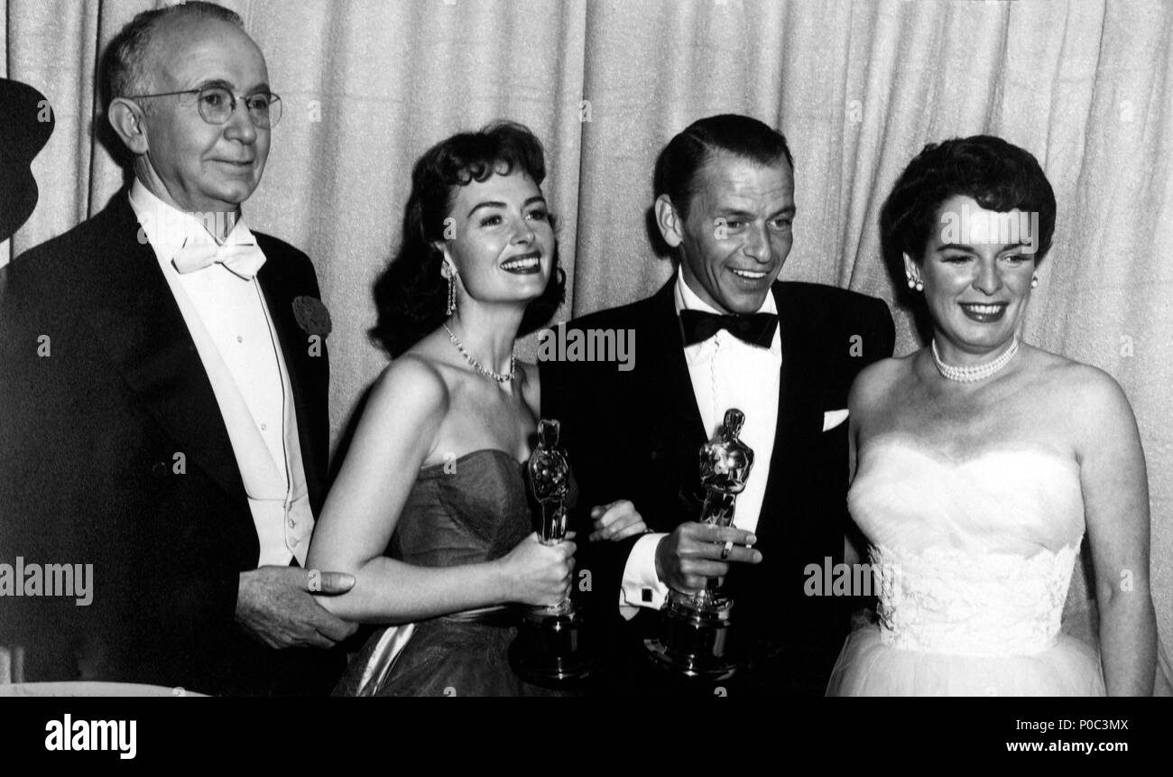 Description: 26th Academy Awards (1954). Fran Sinatra, best actor in a supporting role for 'Fom Here to Eternety'. Donna Redd, best actress in a supporting role for 'From Here to Eternety'. Mercedes McCambridge and Walter Brennan  accompany them..  Year: 1954.  Stars: WALTER BRENNAN; MERCEDES MCCAMBRIDGE; DONNA REED; FRANK SINATRA. Stock Photo