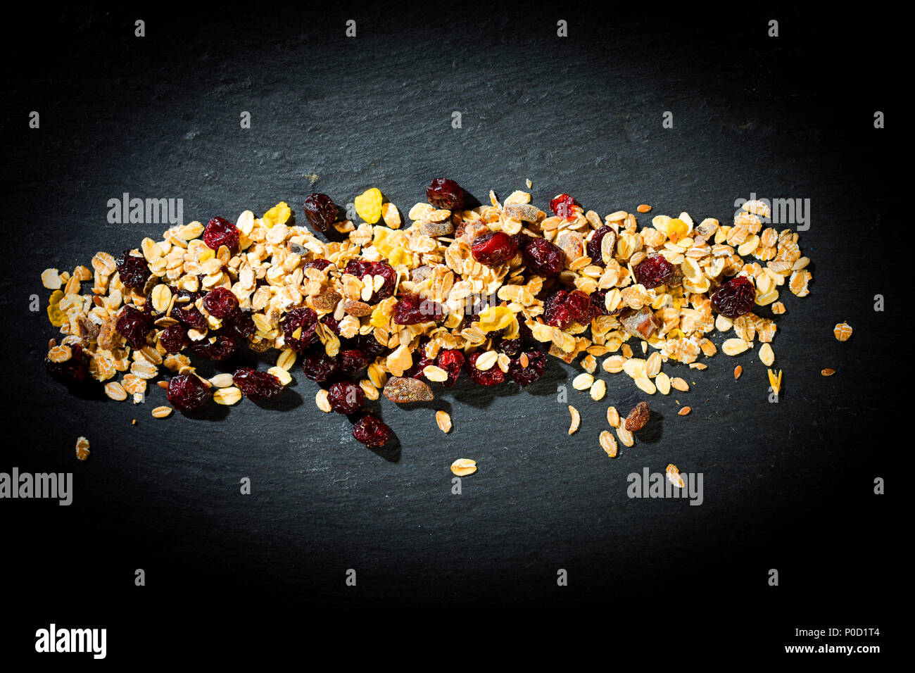 Müsli mit Himbeere, Blaubeere, Mandeln, getrockneten Bananen und Milch Stock Photo