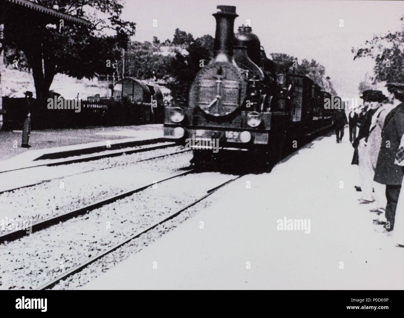 Original Film Title: L' ARRIVEE D'UN TRAIN A LA CIOTAT.  English Title: L' ARRIVEE D'UN TRAIN A LA CIOTAT.  Film Director: LOUIS LUMIERE; LUMIERE BROTHERS; AUGUSTE LUMIERE.  Year: 1895. Credit: LUMIERE PICTURES / Album Stock Photo