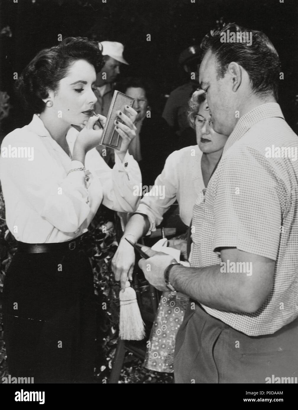 Elizabeth taylor on the set hi-res stock photography and images - Alamy