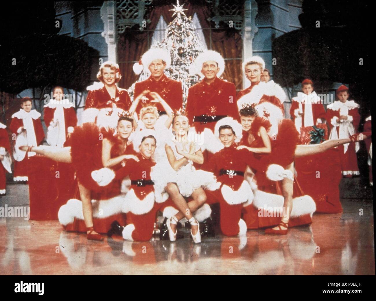 Original Film Title: WHITE CHRISTMAS.  English Title: WHITE CHRISTMAS.  Film Director: MICHAEL CURTIZ.  Year: 1954.  Stars: BING CROSBY; VERA-ELLEN; DANNY KAYE; ROSEMARY CLOONEY. Credit: PARAMOUNT PICTURES / Album Stock Photo