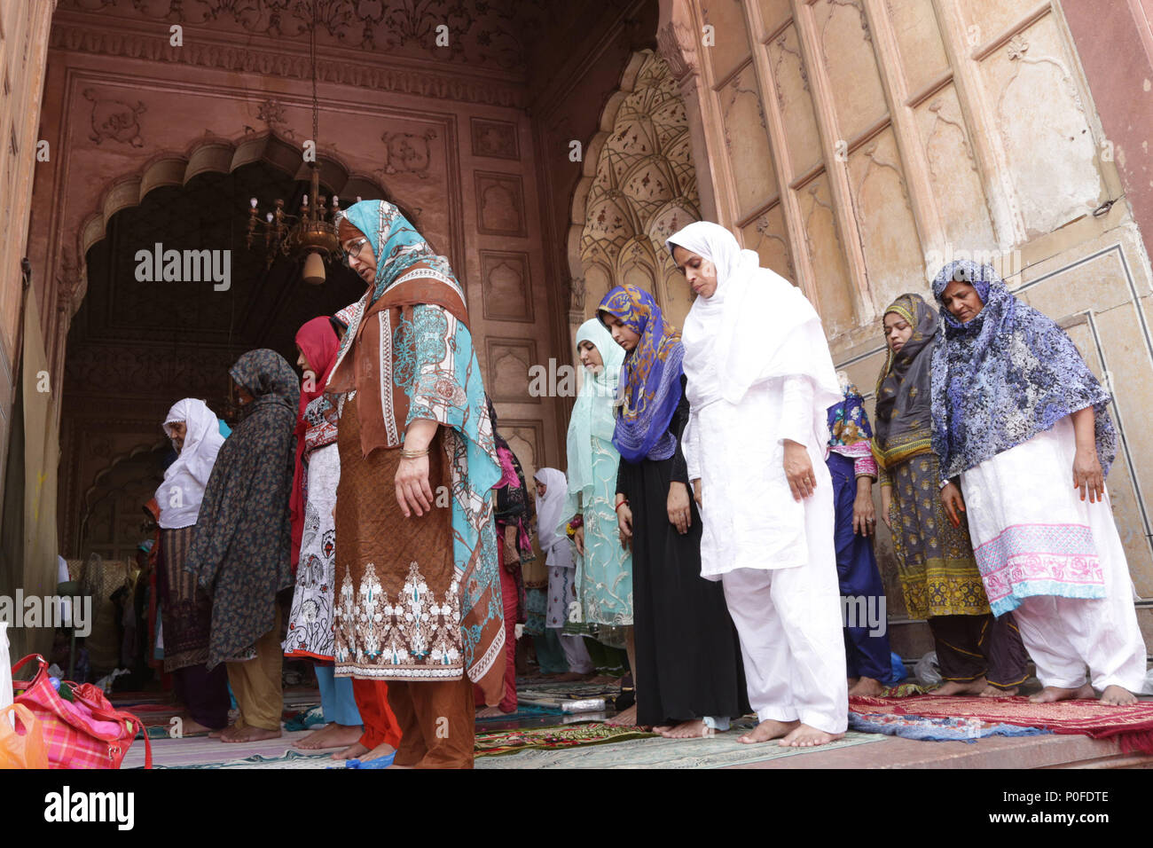 Pakistan Muslam Lahore, Pakistan. 08th June, 2018. Pakistani Muslims offer prayers ...