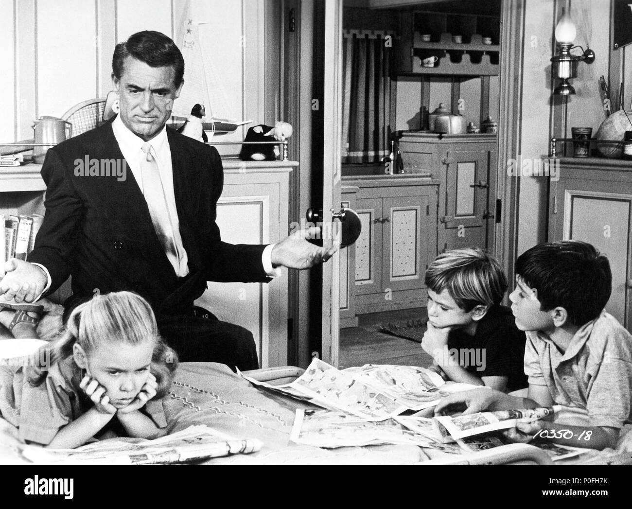 Original Film Title: HOUSEBOAT.  English Title: HOUSEBOAT.  Film Director: MELVILLE SHAVELSON.  Year: 1958.  Stars: CARY GRANT; CHARLES HERBERT; PAUL PETERSEN; MIMI GIBSON. Credit: PARAMOUNT PICTURES / Album Stock Photo