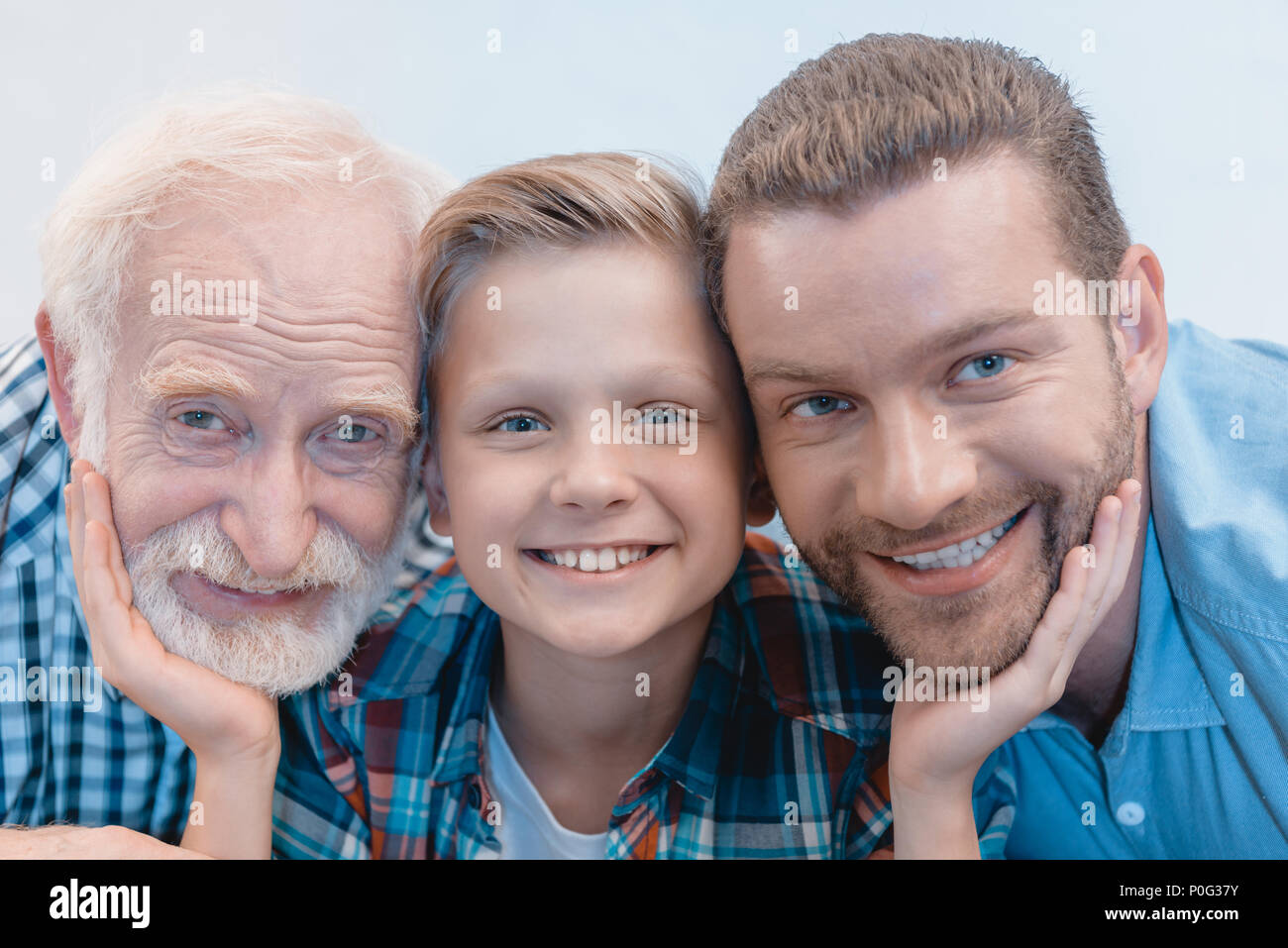 Про дедушек и пап. Дед отец сын. Папа и дедушка. Дедушка и сын. Семейное портрет дедушка и внуки.