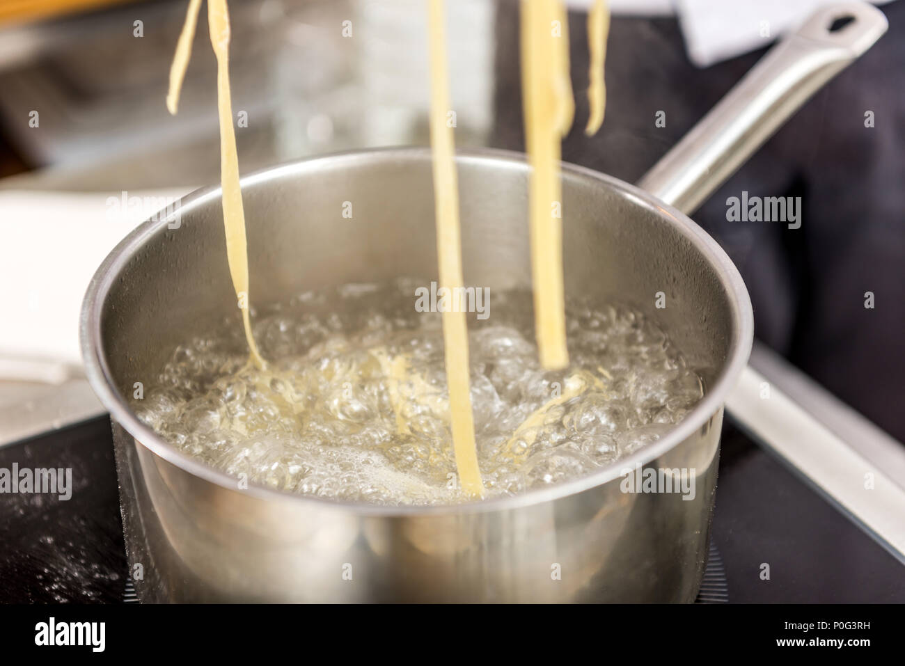 https://c8.alamy.com/comp/P0G3RH/pasta-in-boiling-water-in-pot-on-electric-stove-P0G3RH.jpg