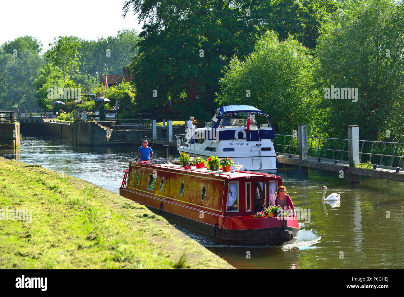 Motor boat and narrow boat at the beautiful  Sonning Lock on the River Thames, Sonning-on-Thames, Berkshire, UK, Great Britain Stock Photo
