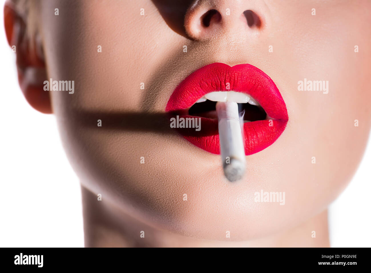 forretning øjeblikkelig Gå ud cropped image of woman holding cigarette with red lips isolated on white  Stock Photo - Alamy