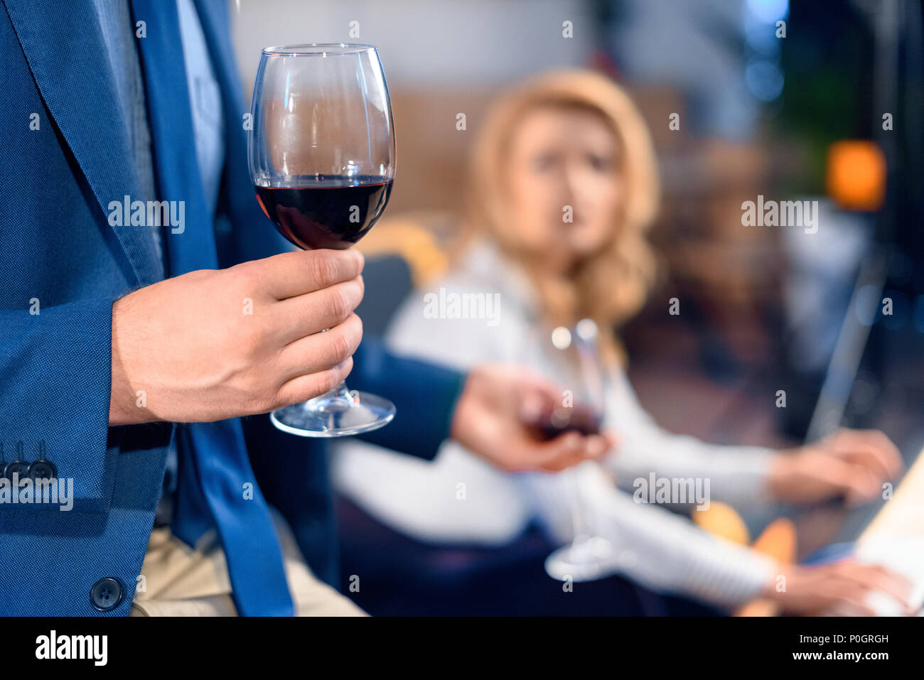 беседа в гостях. Bringing wine. Bringing wine. фото крутых бизнесменов в ресторане. официантка брюнетка.