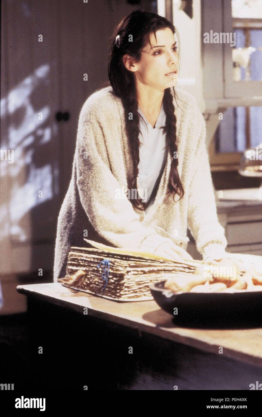 Original Film Title: PRACTICAL MAGIC.  English Title: PRACTICAL MAGIC.  Film Director: GRIFFIN DUNNE.  Year: 1998.  Stars: SANDRA BULLOCK. Credit: WARNER BROTHERS / TENNER, SUZANNE / Album Stock Photo