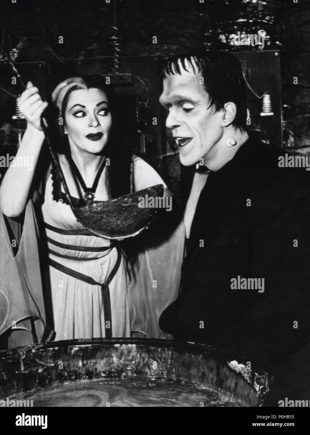 Original Film Title: THE MUNSTERS.  English Title: THE MUNSTERS.  Year: 1964.  Stars: YVONNE DE CARLO; FRED GWYNNE. Credit: CBS/MCA/UNIVERSAL / Album Stock Photo