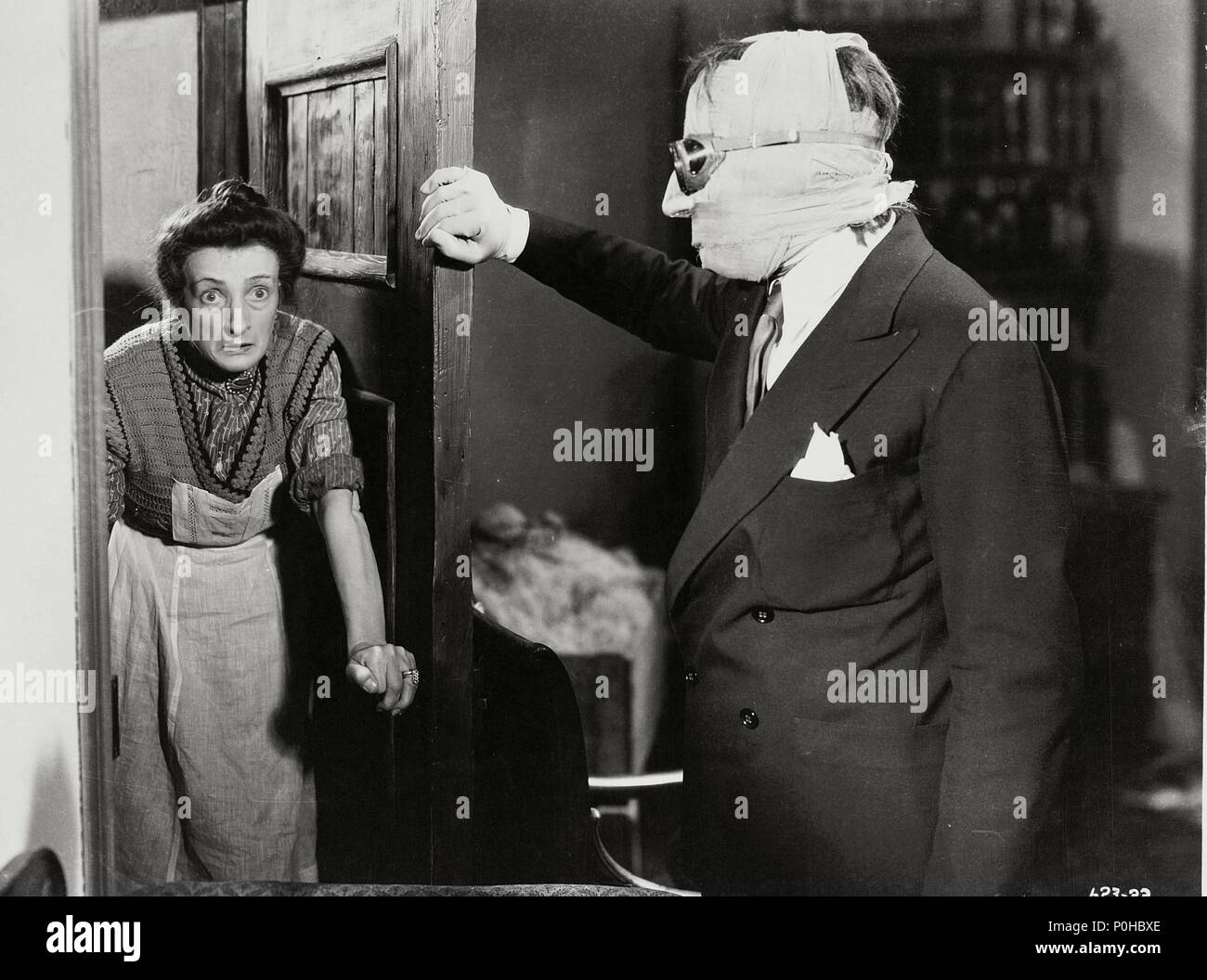 Original Film Title: INVISIBLE MAN, THE.  English Title: INVISIBLE MAN, THE.  Film Director: JAMES WHALE.  Year: 1933.  Stars: CLAUDE RAINS; UNA O'CONNOR. Credit: UNIVERSAL PICTURES / Album Stock Photo