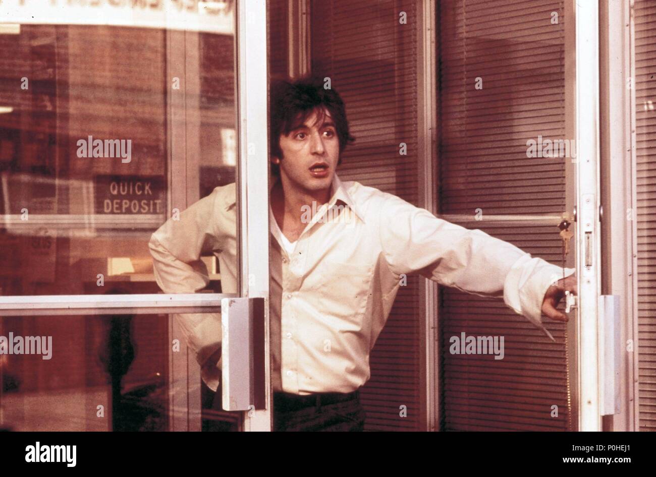 Original Film Title: DOG DAY AFTERNOON.  English Title: DOG DAY AFTERNOON.  Film Director: SIDNEY LUMET.  Year: 1975.  Stars: AL PACINO. Credit: WARNER BROTHERS / Album Stock Photo