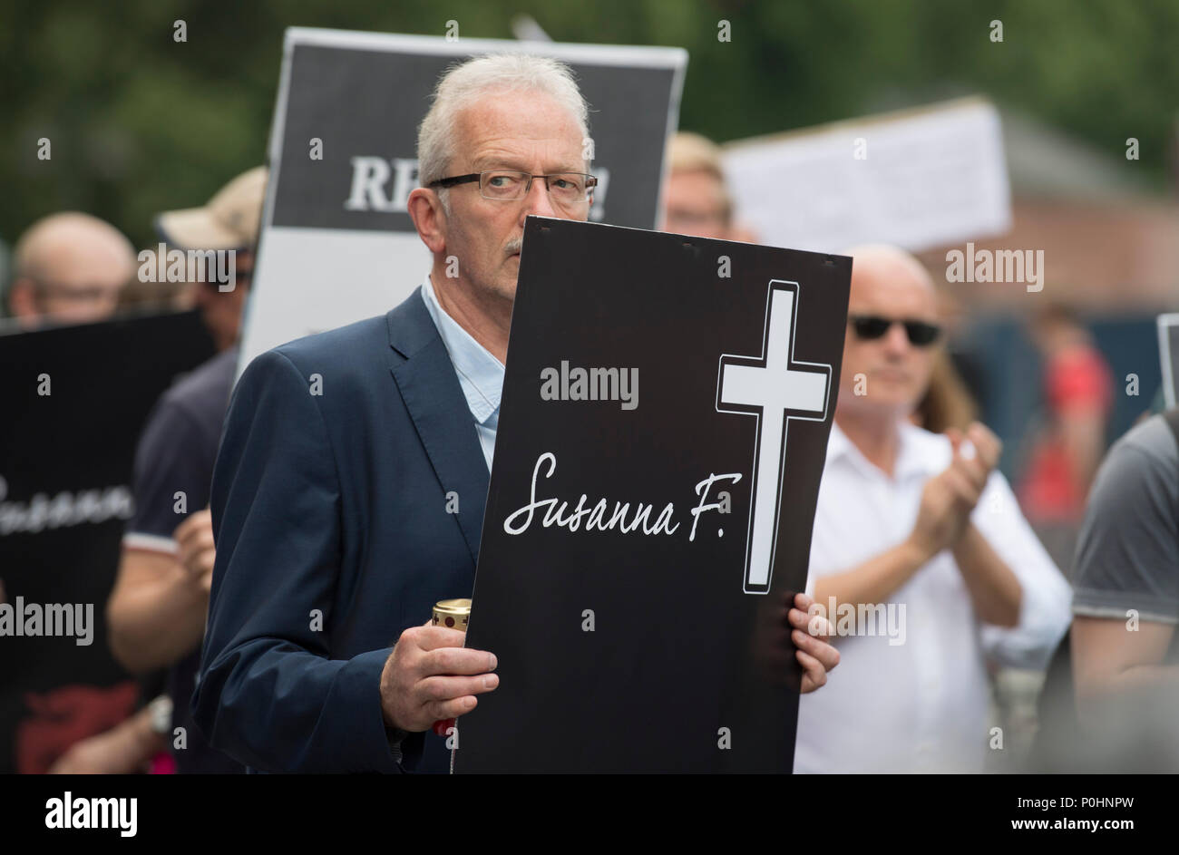 09 June 2018, Germany, Mainz: A few dozen people gather at a vigil organised by the Alternative for Germany (AfD) to commemorate 14-year-old murder victim Susanna. An Iraqi refugee is suspected of having raped and murdered the girl. Photo: Boris Roessler/dpa Stock Photo