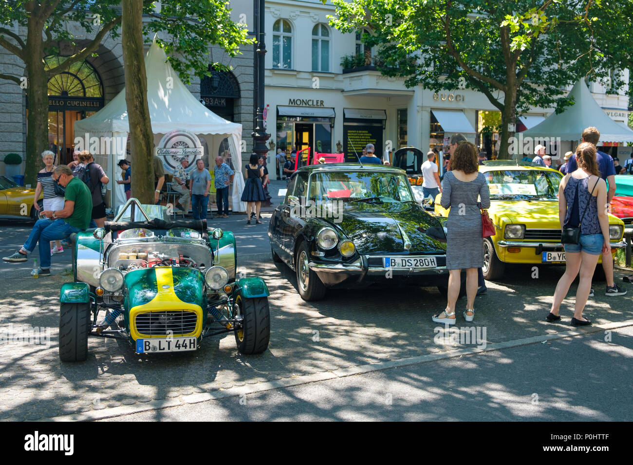 Berlin, Germany - june 09, 2018: People at Berlin Classic Days, a Oldtimer automobile event showing more than 2000 vintage cars and historic vehicles at Kurfuerstendamm / Kudamm in Berlin Credit: hanohiki/Alamy Live News Credit: hanohiki/Alamy Live News Stock Photo