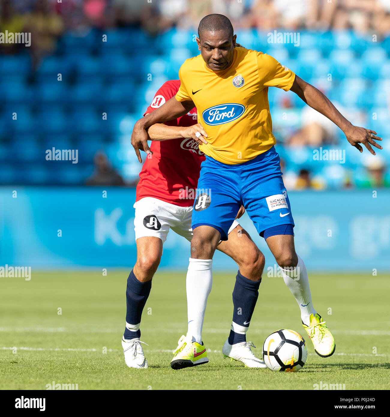 Ullevaal Stadion, Oslo, Norway. 9th June, 2018. International football friendly, 1998 World Cup rematch, Norway XI versus Brazil XI; Cesar Sampaio of Brazil holds off the challenges from Roar Strand of Norway Credit: Action Plus Sports/Alamy Live News Stock Photo