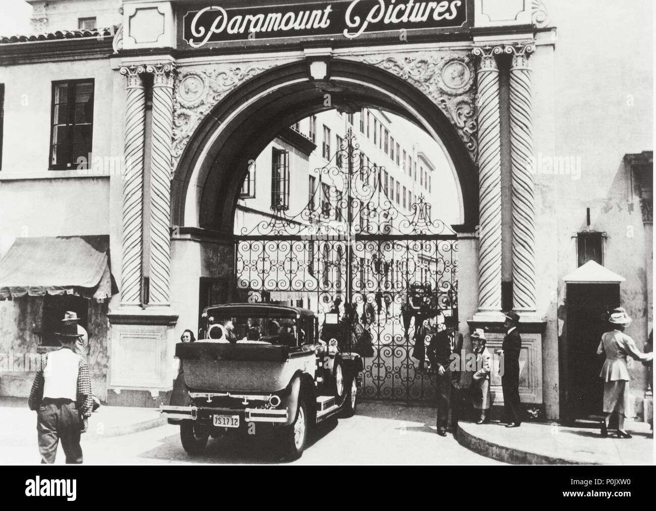 Description: Estudio Paramount. "The Bronson Gate", la puerta más célebre  de Hollywood, que da acceso al estudio Paramount. Así se mostró en 1950 en  la película "El crepúsculo de los dioses".. Original